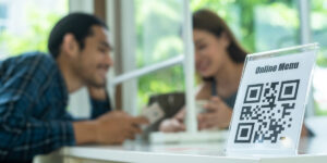 couple using qr to order